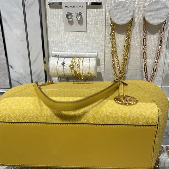 Michael Kors Jet Set Large Signature Logo Chain Shoulder Tote
DAISY YELLOW
NWT - Picture 9 of 16